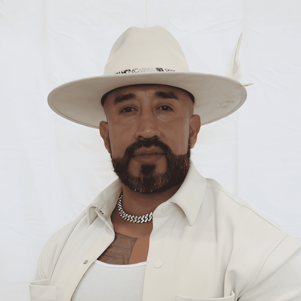 Portrait of Efren, a professional stylist at 209 Salon and Extensions Studio, showcasing their expertise and style.