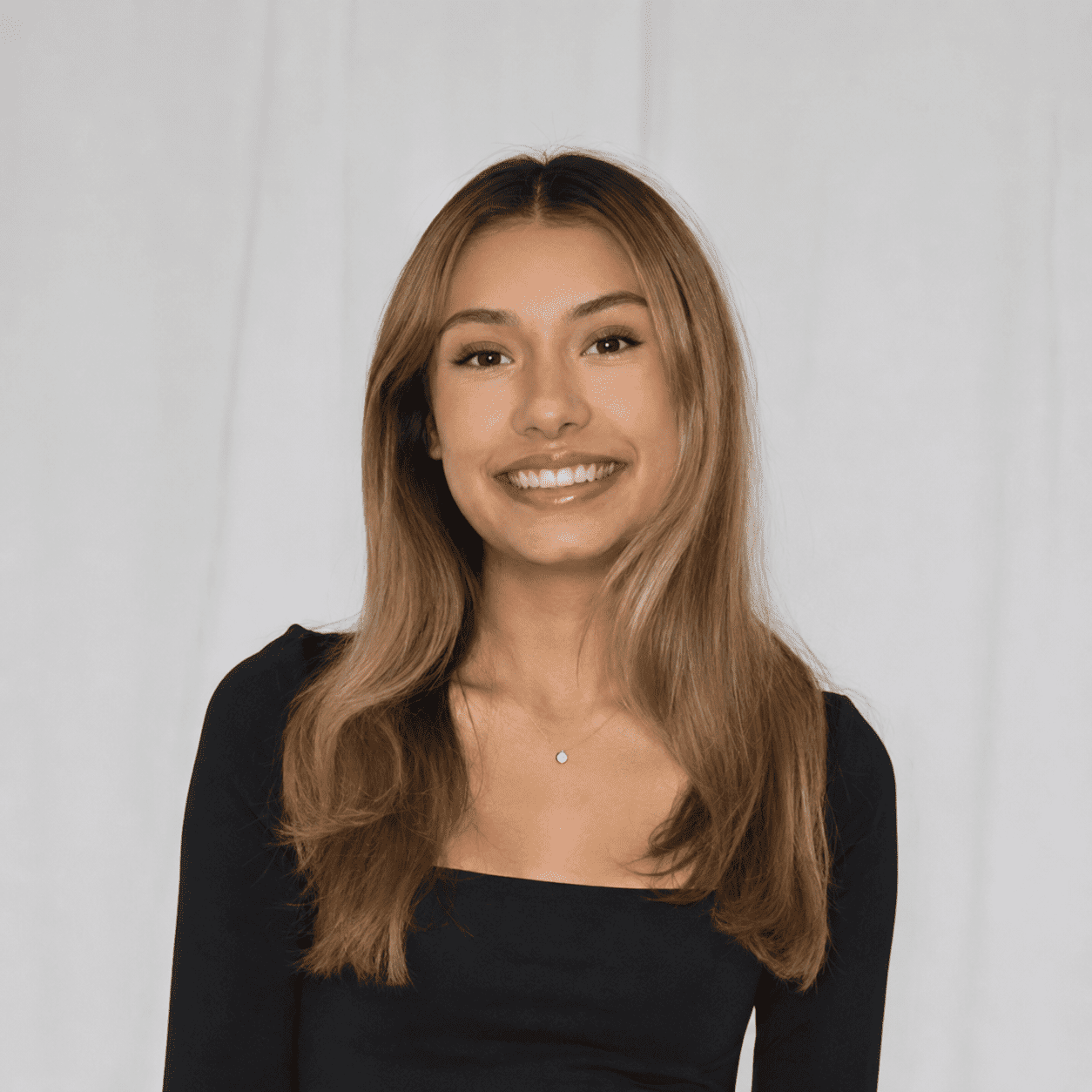 Portrait of Evelyn, a professional stylist at 209 Salon and Extensions Studio, showcasing their expertise and style.