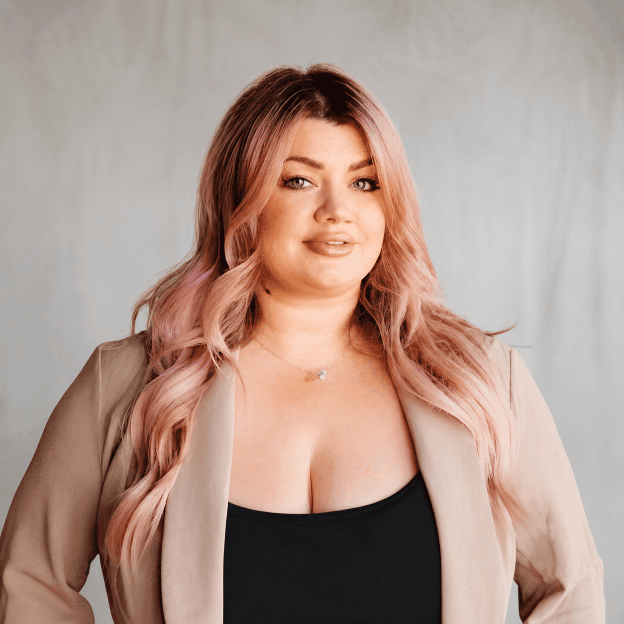 Portrait of Mindy, a professional stylist at 209 Salon and Extensions Studio, showcasing their expertise and style.